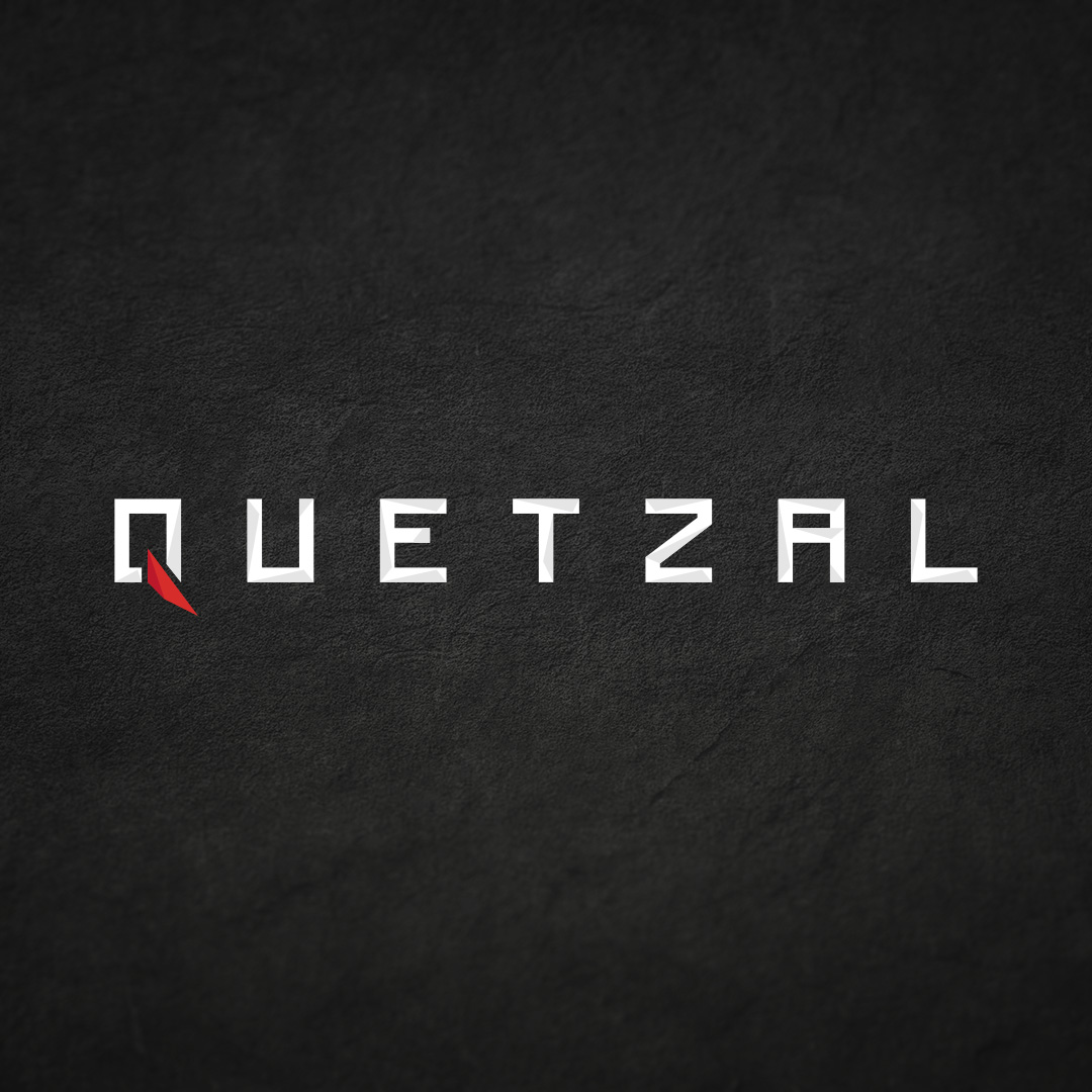 Quetzal logo mot svart sten bakgrund.